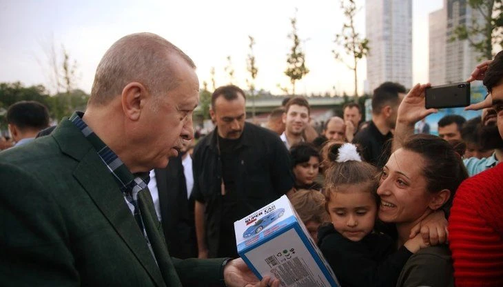 Cumhurbaşkanı Erdoğan, Zeytinburnu sahilinde vatandaşlarla iftar yaptı