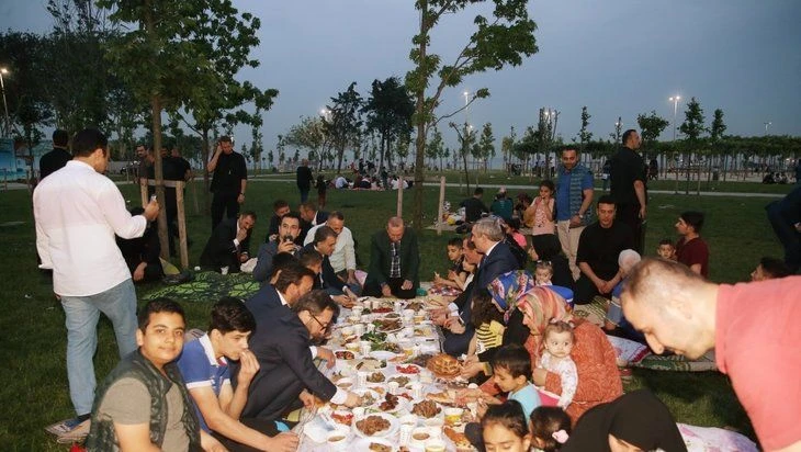 Cumhurbaşkanı Erdoğan, Zeytinburnu sahilinde vatandaşlarla iftar yaptı
