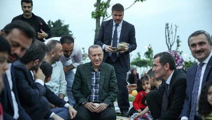 Cumhurbaşkanı Erdoğan, Zeytinburnu sahilinde vatandaşlarla iftar yaptı