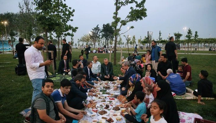 Cumhurbaşkanı Erdoğan, Zeytinburnu sahilinde vatandaşlarla iftar yaptı