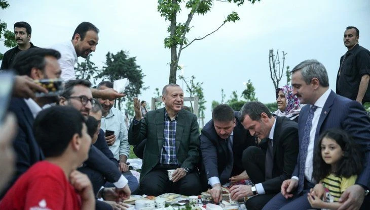 Cumhurbaşkanı Erdoğan, Zeytinburnu sahilinde vatandaşlarla iftar yaptı