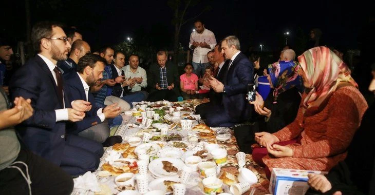 Cumhurbaşkanı Erdoğan, Zeytinburnu sahilinde vatandaşlarla iftar yaptı