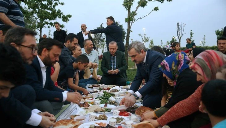 Cumhurbaşkanı Erdoğan, Zeytinburnu sahilinde vatandaşlarla iftar yaptı