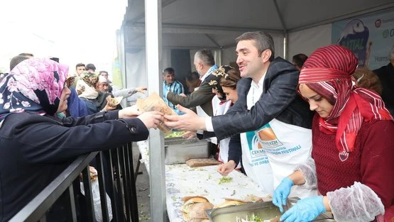 'Hamsi ve Horon Festivali'nde 10 ton hamsi dağıtıldı