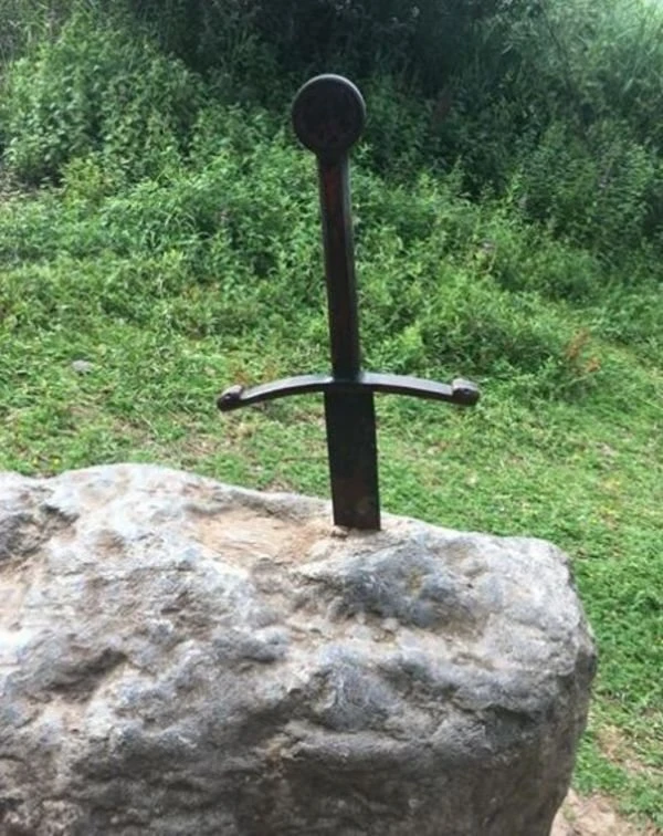 Hadi Sorusu Kral Arthur'un Taşa Saplı Excalibur Kılıcı Cevabı Nedir? Kral Arthur'un Kılıcı Özellikleri