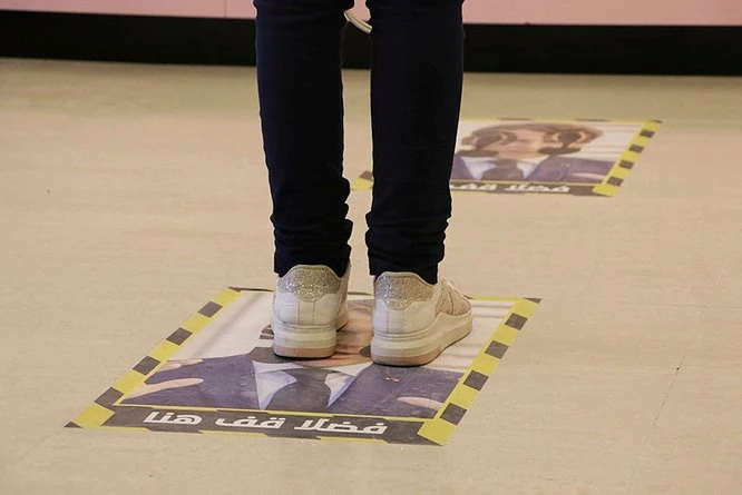 Libya'da yerdeki sosyal mesafe etiketlerine Macron'un fotoğrafını bastılar