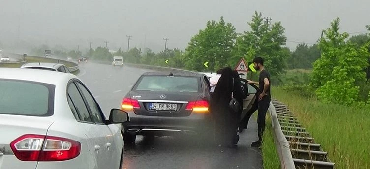 TEM'de lüks araç takla attı: 4 yaralı