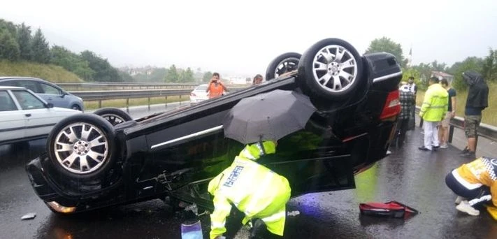 TEM'de lüks araç takla attı: 4 yaralı