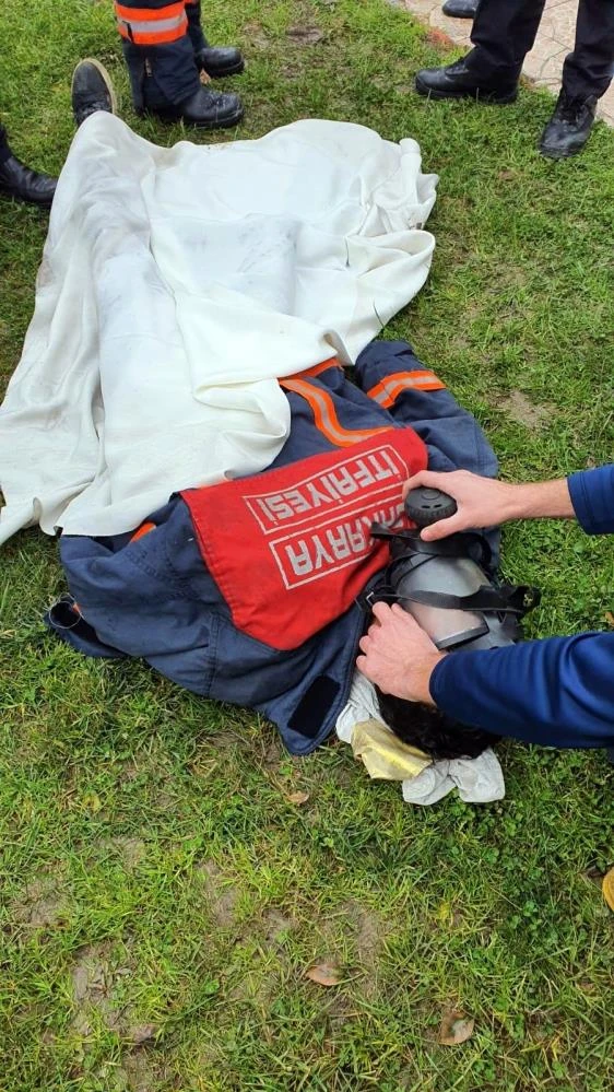 Düğün salonunda çıkan yangını söndürmek isterken dumandan zehirlendi