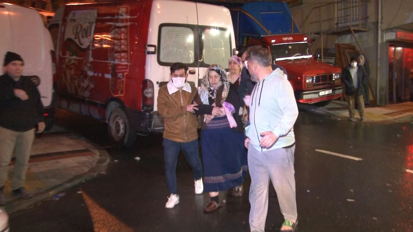 Anne ve babasını kurtarmak için dumanların arasına girdi