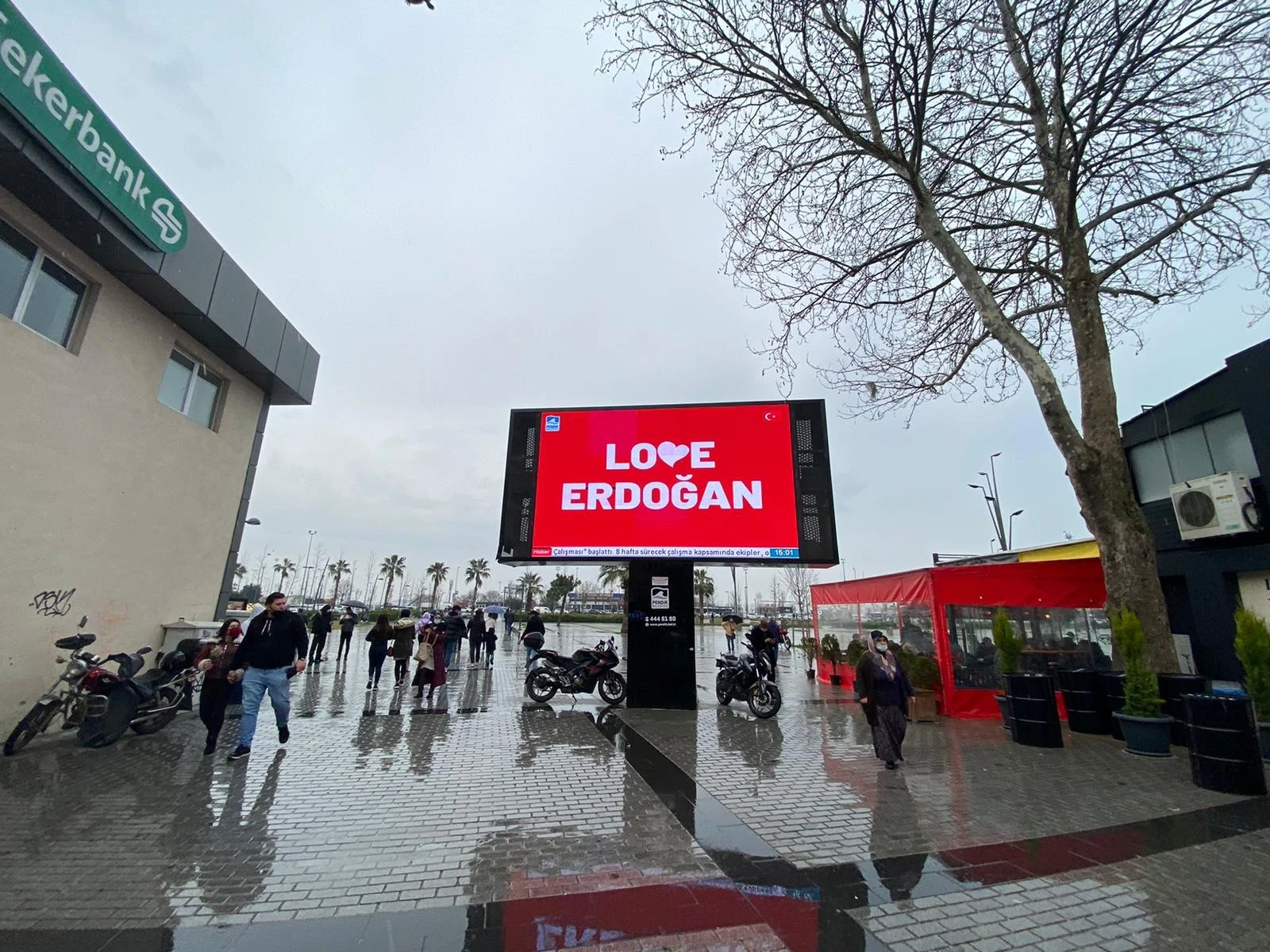Pendik'te 'Love Erdoğan' görseli LED ekranlara yansıtıldı