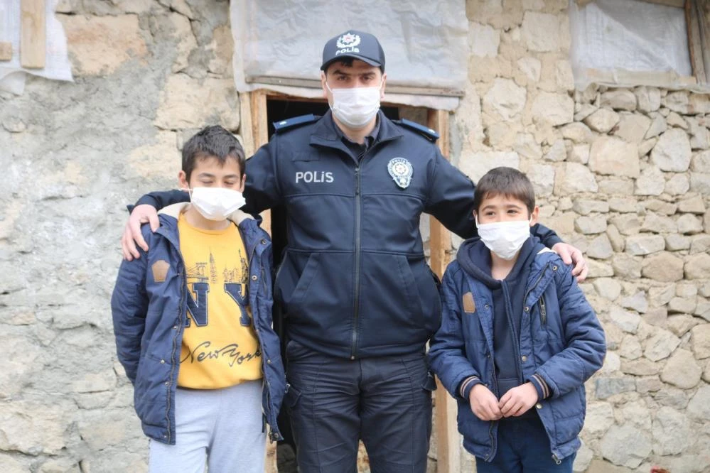 Polislerden soğuk kentin çocuklarına iç ısıtan yardım