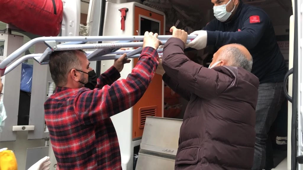 Kafasına demir merdiven saplandı