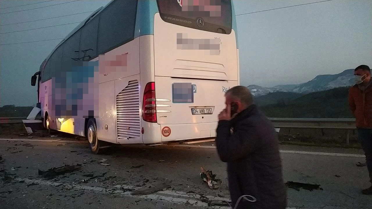 Otobüsle otomobil çarpıştı