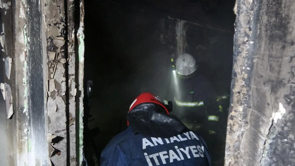Alev topuna dönen evdeki kadını komşuları son anda kurtardı