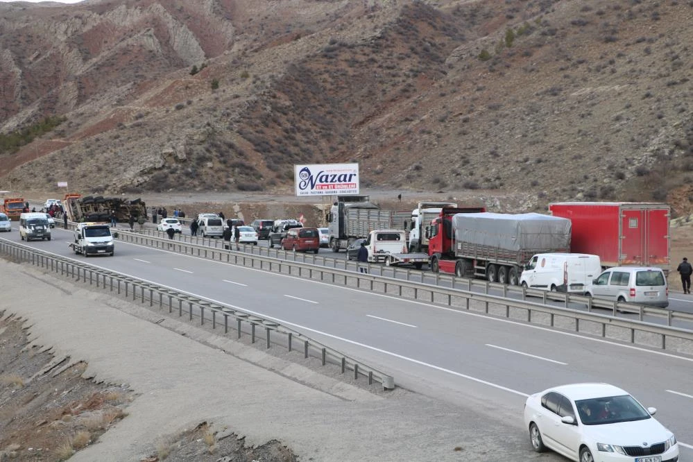 Devrilen vinç karayolunu trafiğe kapattı, 4 kilometrelik kuyruk oluştu