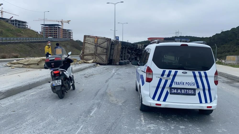 Hafriyat yüklü kamyon devrildi, molozlar yola saçıldı