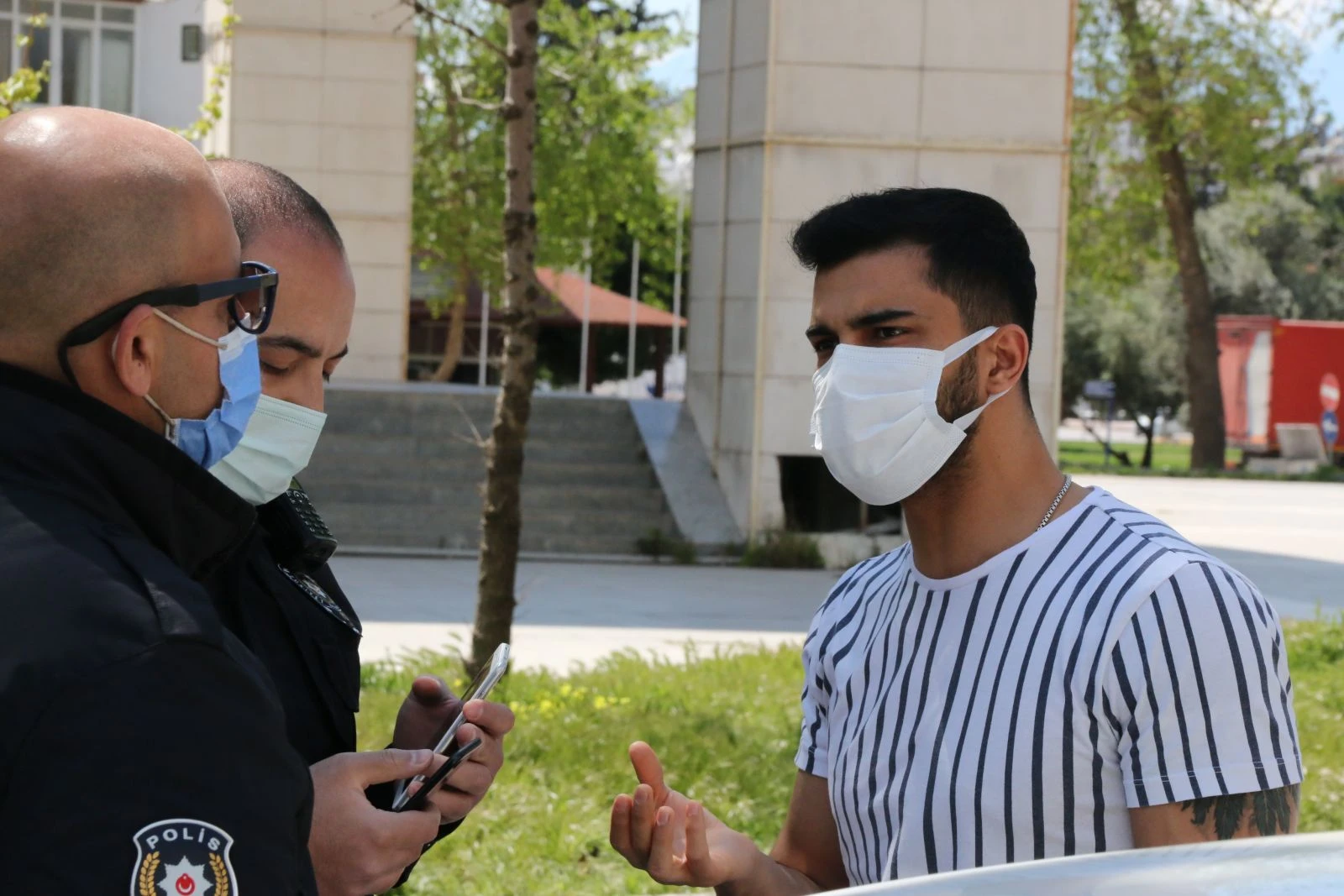 Erkek arkadaşına ceza yazıldığını düşünüp, gözyaşlarını tutamadı