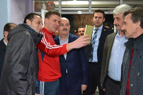 Bakan Müezzinoğlu, metroya bindi, vatandaşı dinledi