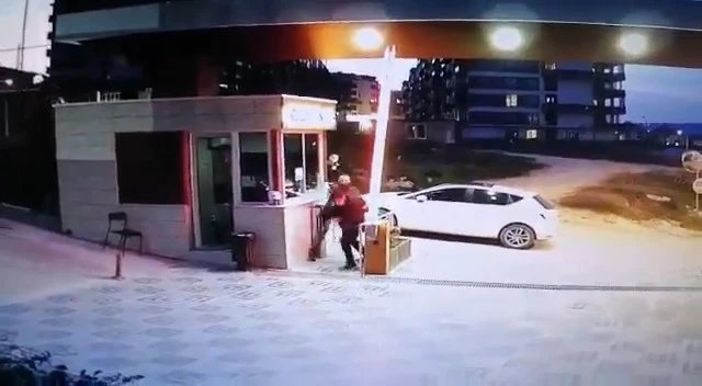 Yeğeninin kaybolduğu gerekçesiyle site güvenliğini böyle dövdü