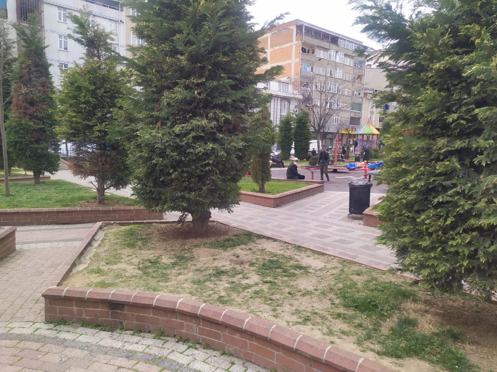 Saplantılı aşık, nişanlanan kızı parkta vurdu