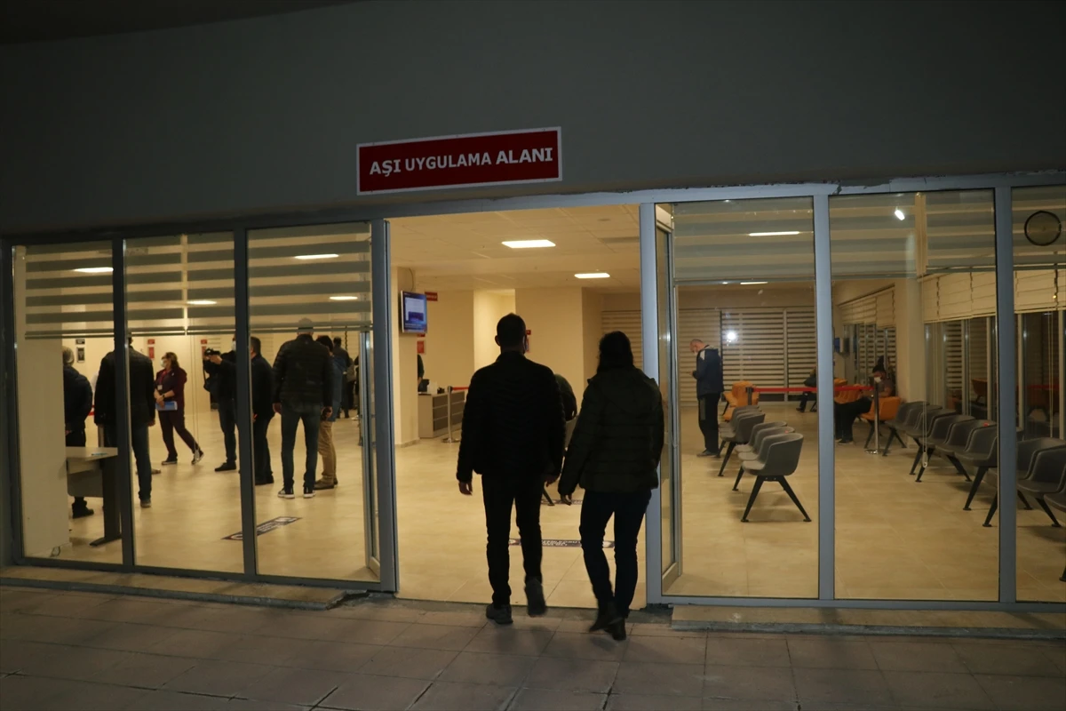 Kovid-19 aşısı sahur vaktine kadar devam ediyor