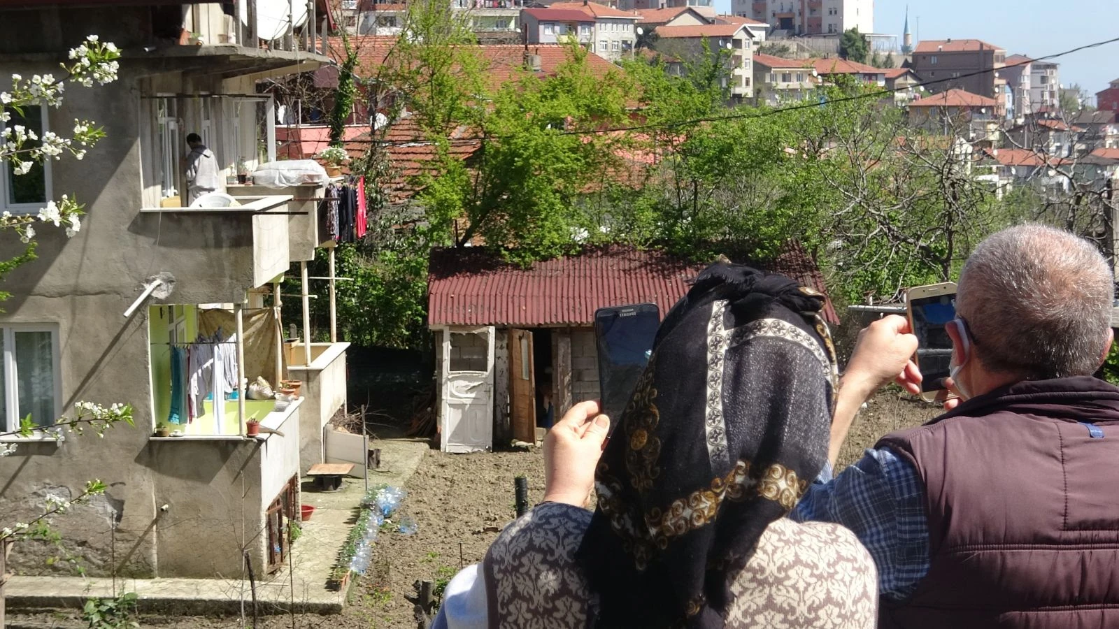 Korkunç manzarayı gören telefona sarıldı