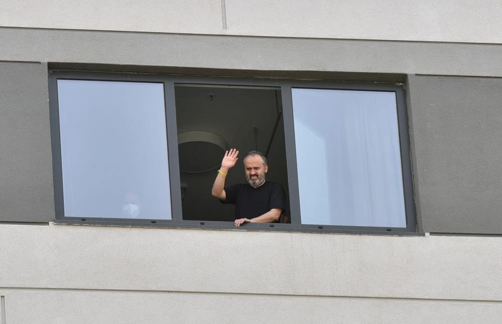 Şampiyon periler kupayı hastaneye götürdü