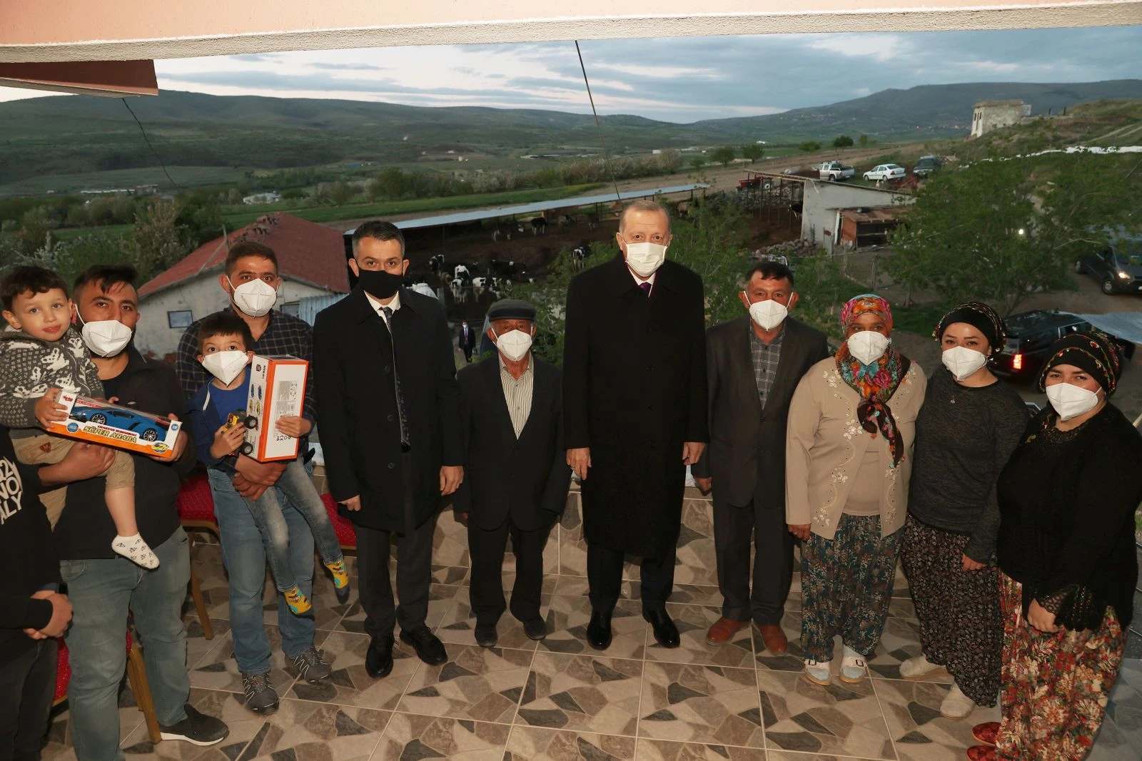 Cumhurbaşkanı Erdoğan çiftçi aile ile iftar yaptı