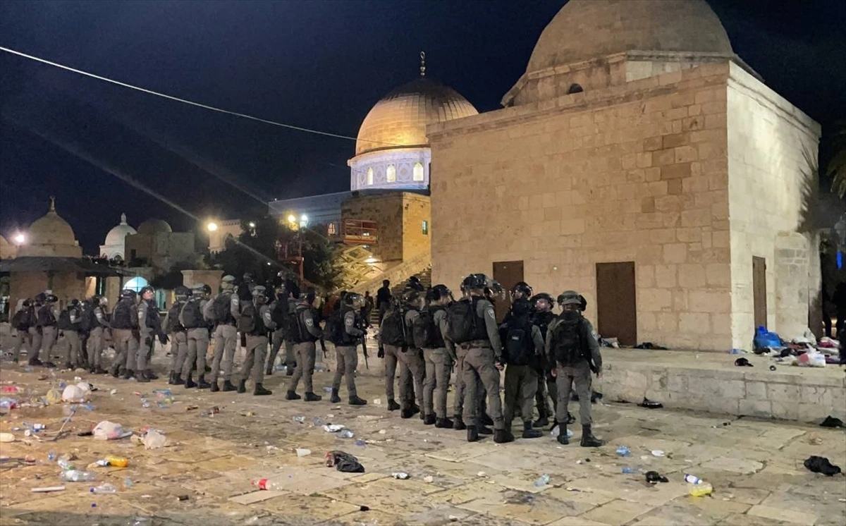 Son dakika: İsrail polisi Mescid-i Aksa’da cemaate saldırdı