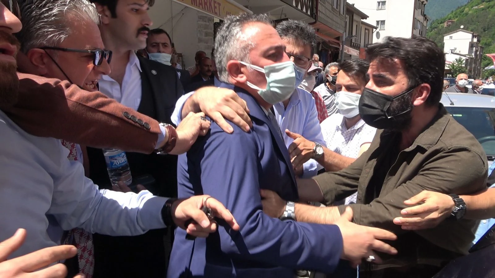 Akşener'in ziyaretinde yumruklu kavga