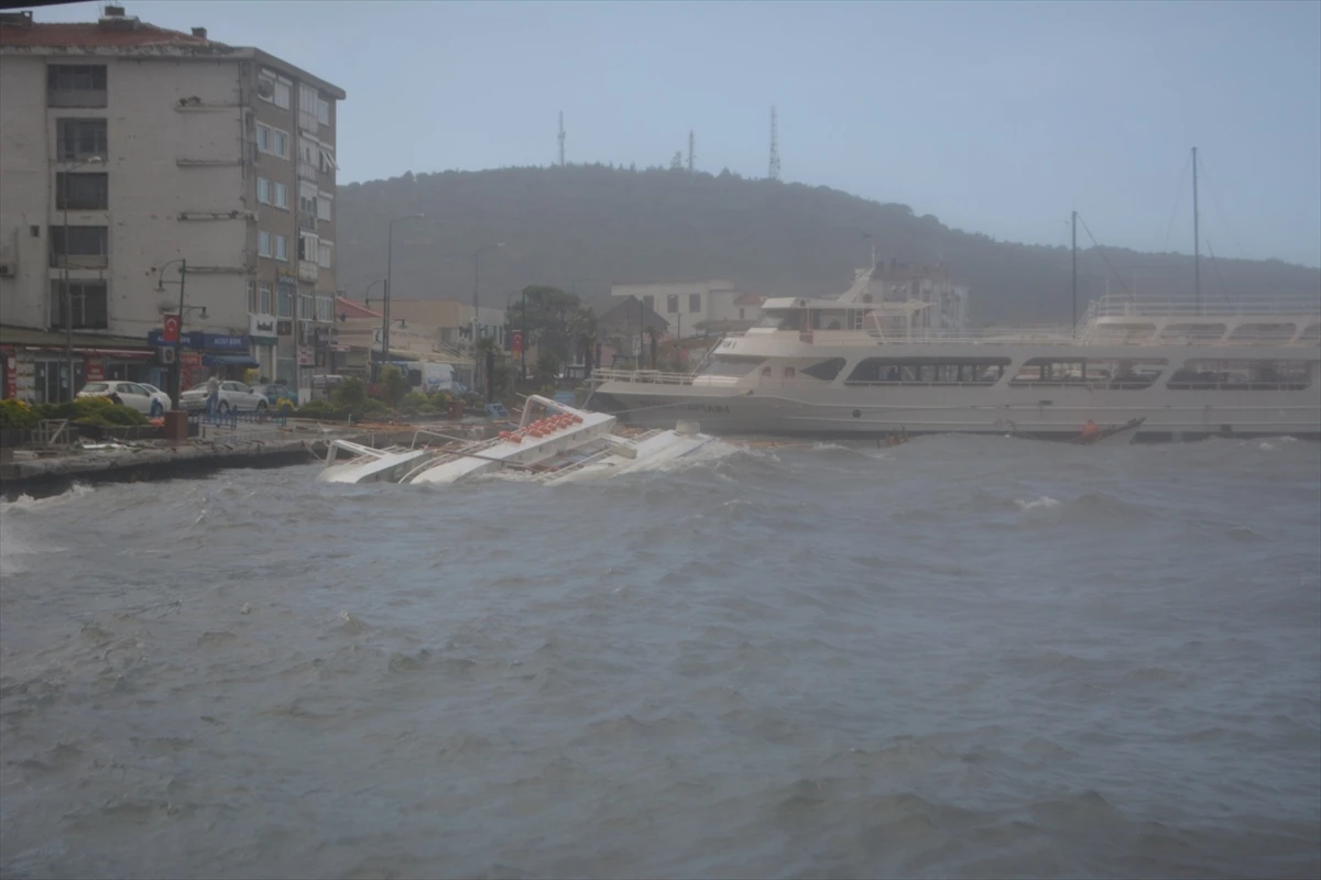 Ayvalık’ı fırtına vurdu