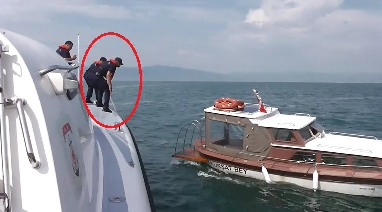 Müsilajların arasında can pazarı: Sahil Güvenlik ekipleri kurtardı