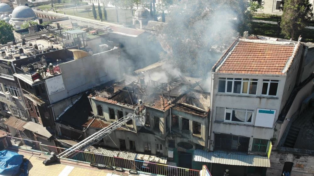 İstanbul'da oyuncak deposunda yangın
