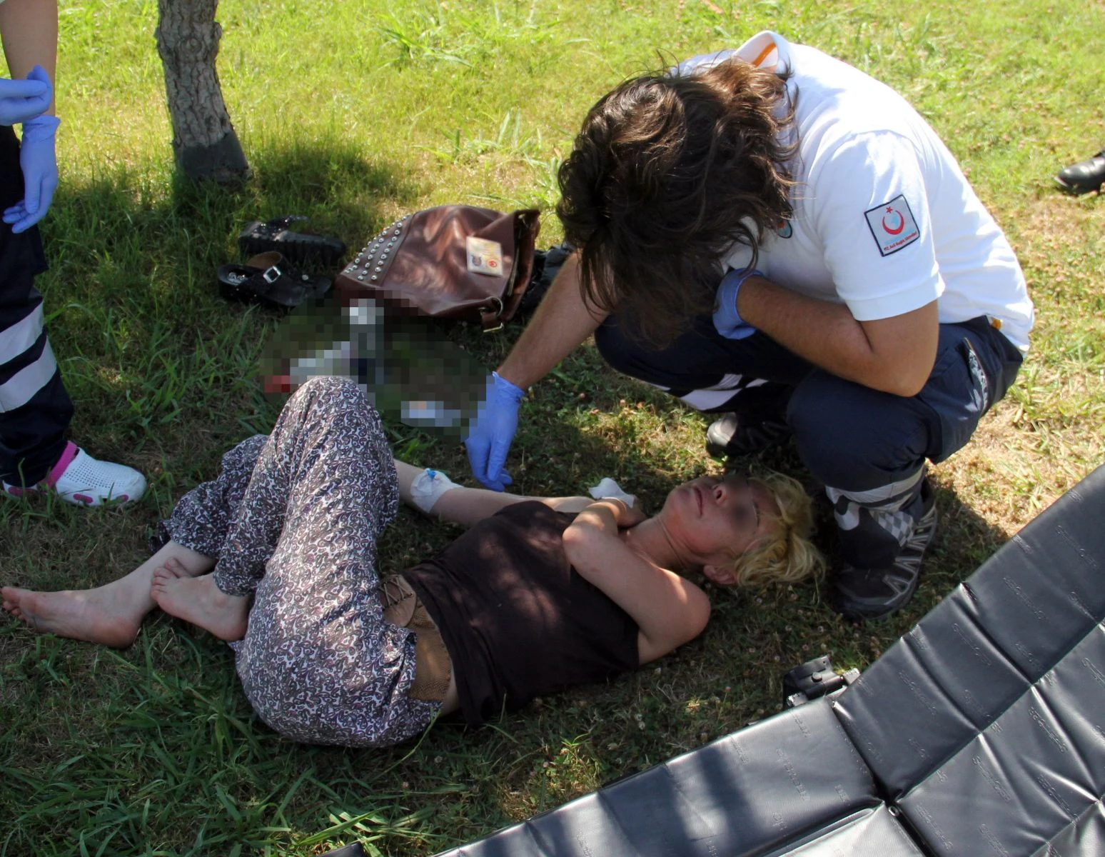 Parkta alkol alan kadın sızıp kaldı