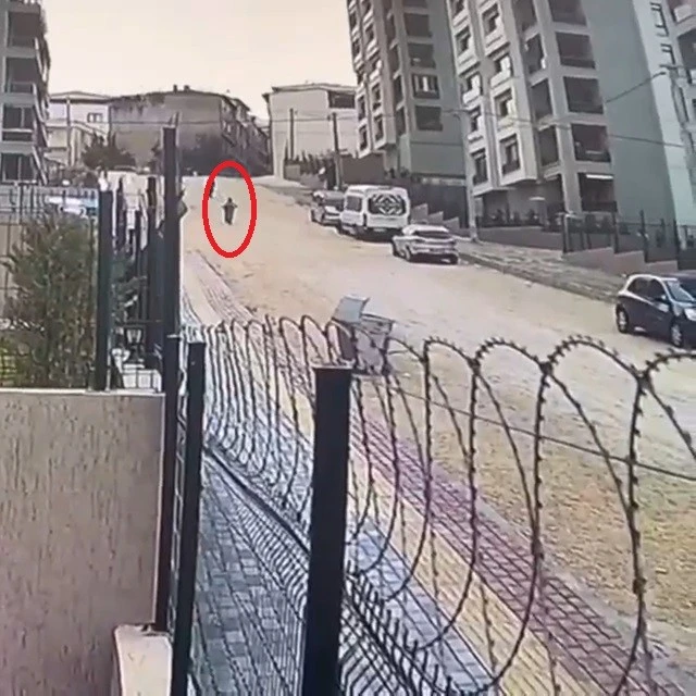 Bisikletiyle gittiği taşlı yolda metrelerce sürüklendi