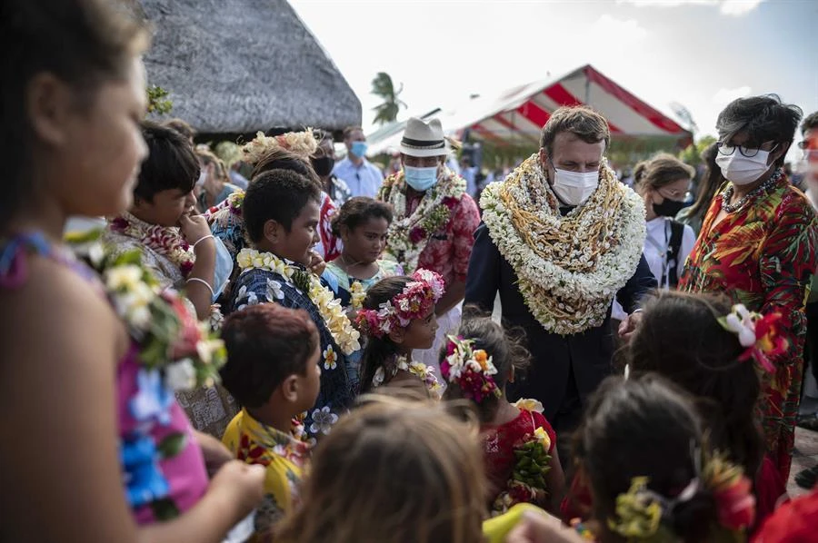Sosyal medyada alay konusu oldu: Yürüyen çelenk Macron