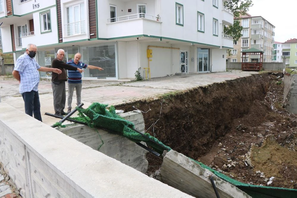 Korkutan anlar yaşandı! 5 metrelik istinat duvarı çöktü
