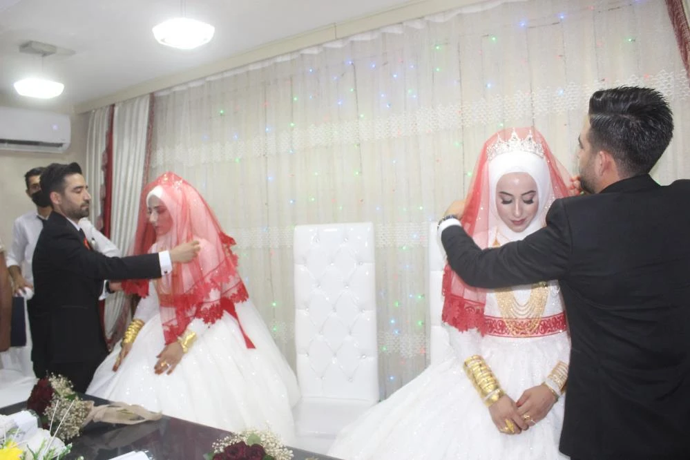 Görenler şaşkına döndü: İkiz kardeşlerin çifte mutluluğu