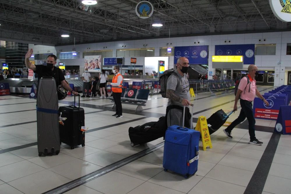 Aylar sonra Antalya'ya ilk İngiliz turist kafilesi geldi