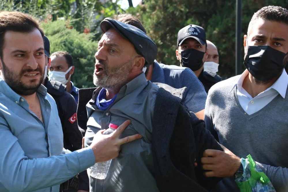 Aşı karşıtlarının mitinginde ne maske ne mesafe