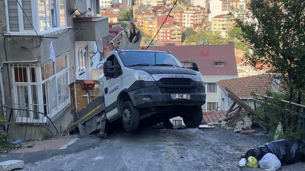 İstanbul'da faciaya ramak kala! Anne ve çocuğu saniyelerle kurtuldu