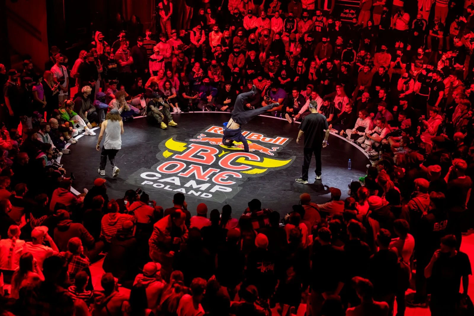 Breakdans Dünya Finali'nin kazananları B-Girl Logistx ve B-Boy Amir