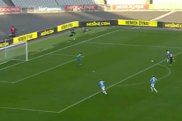 Bomboş kaleye atamadı! Trabzonspor futbolcusu Nwakaeme zoru başardı