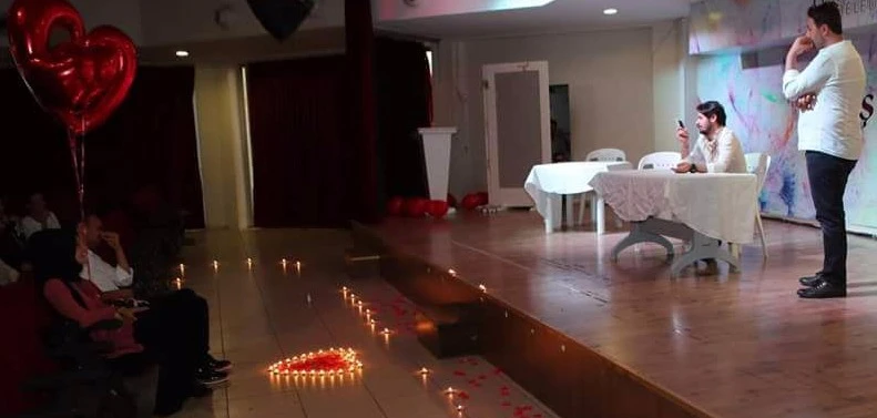 Yok böyle evlenme teklifi! Genç kız izledikleri karşısında önce şoke oldu, sonra 'evet' dedi