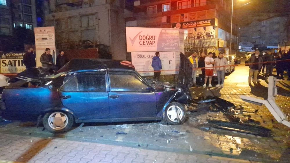 Akılalmaz kazayı görenler şaştı kaldı: Park halindeki araçların üzerine uçtu