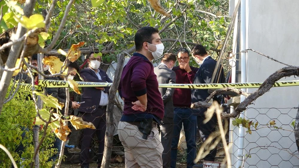 İlaç almaya gitti, döndüğünde anne ve babasını kanlar içinde buldu