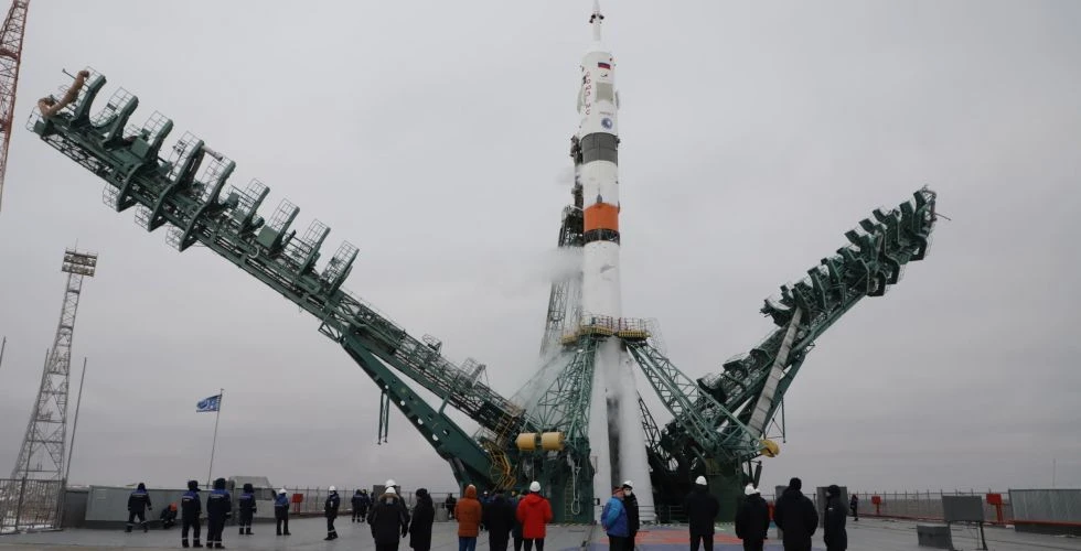 Japon milyarder Maezawa'nın uzay yolculuğu başladı