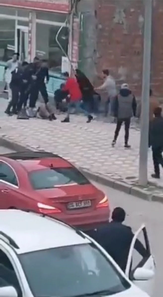 Eski eşini bıçaklayıp yerlerde sürükledi