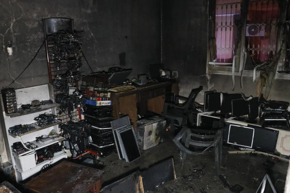 Elektronik eşyalar bomba gibi patladı: Vatandaşlar korku içinde polisi aradı